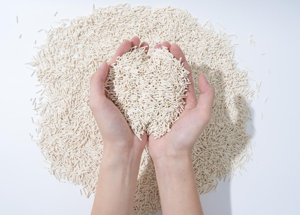 Plant-Based Cat Litter vs. Clay: Why More Pet Parents Are Making the Switch in 2026
